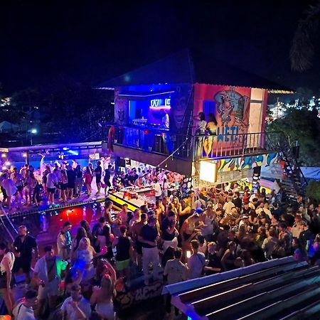 Wet! A Pool Party Hostel By Wild & Wandering หาดริ้น ภายนอก รูปภาพ