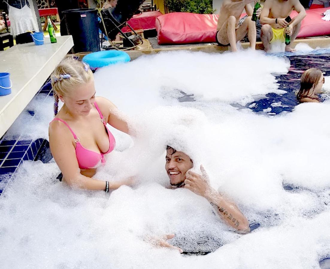 Wet! A Pool Party Hostel By Wild & Wandering หาดริ้น ภายนอก รูปภาพ