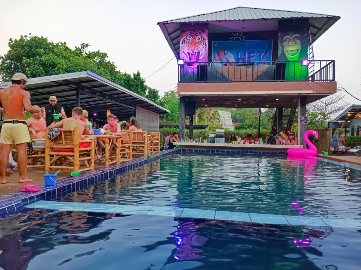Wet! A Pool Party Hostel By Wild & Wandering หาดริ้น ภายนอก รูปภาพ