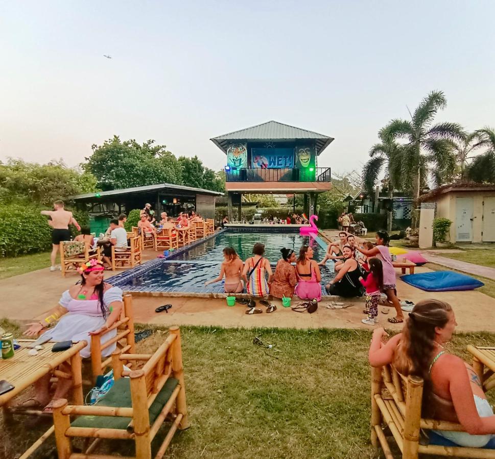 Wet! A Pool Party Hostel By Wild & Wandering หาดริ้น ภายนอก รูปภาพ