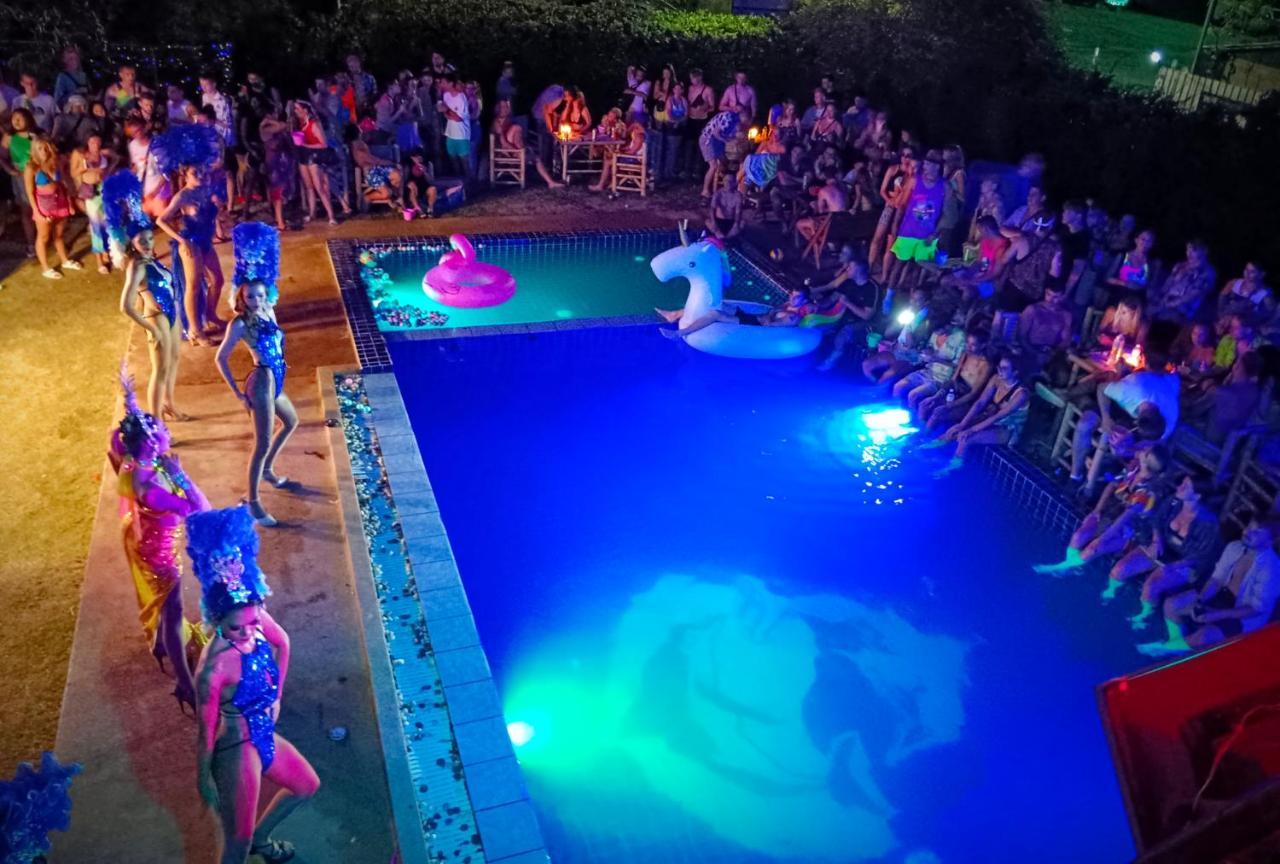 Wet! A Pool Party Hostel By Wild & Wandering หาดริ้น ภายนอก รูปภาพ