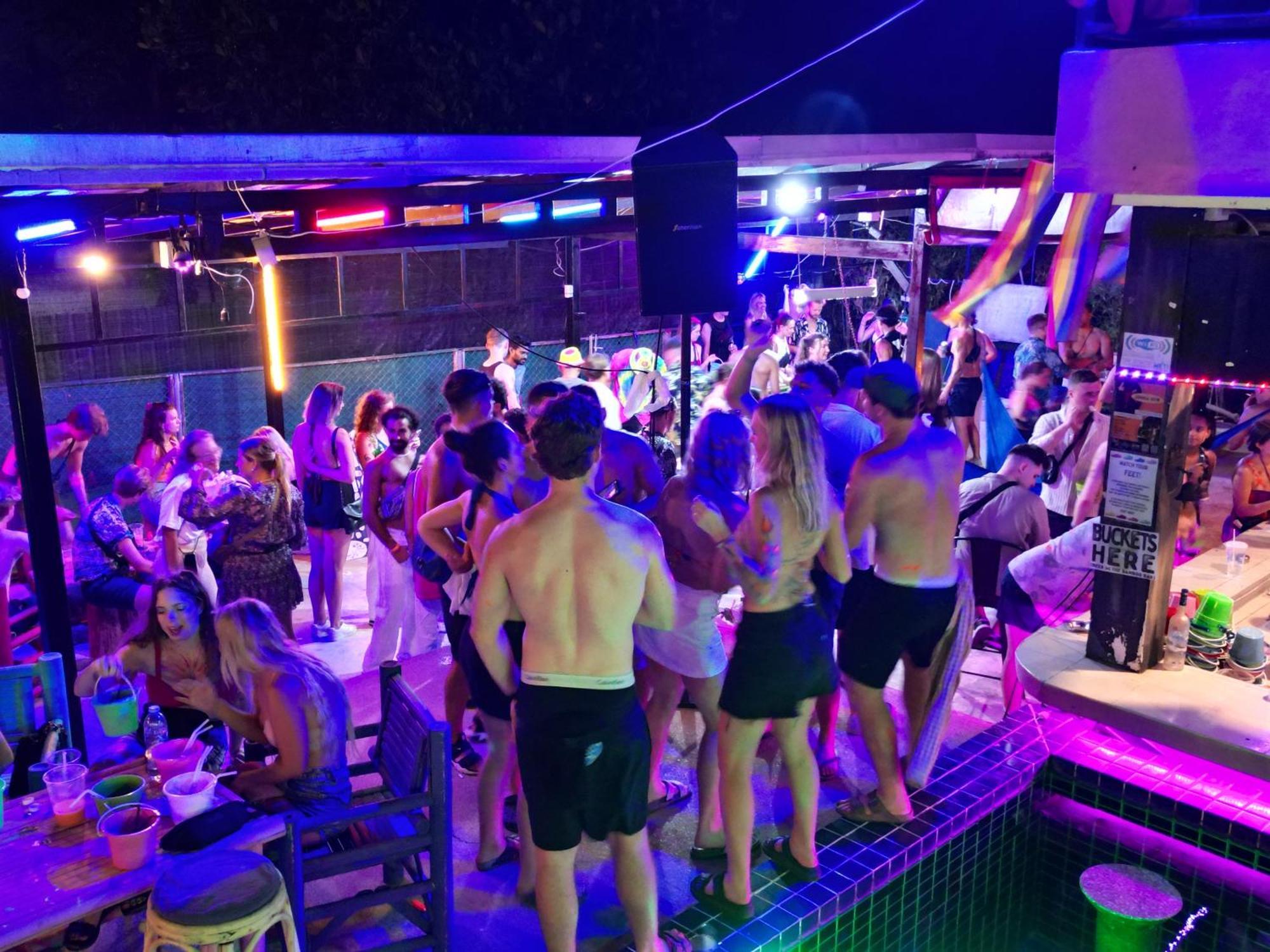 Wet! A Pool Party Hostel By Wild & Wandering หาดริ้น ภายนอก รูปภาพ