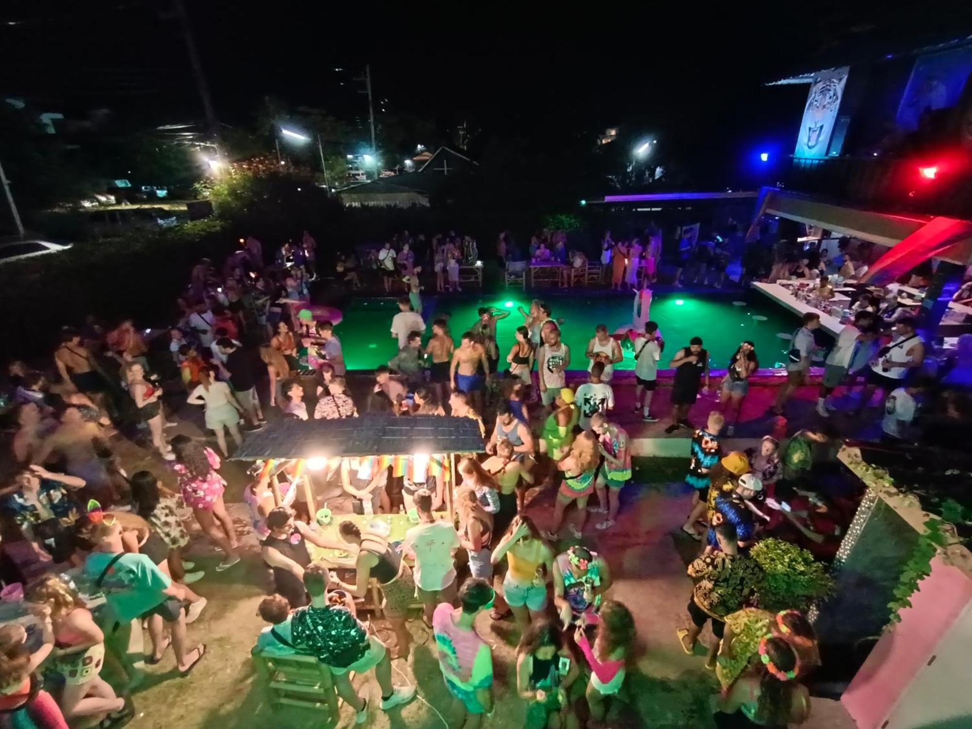 Wet! A Pool Party Hostel By Wild & Wandering หาดริ้น ภายนอก รูปภาพ