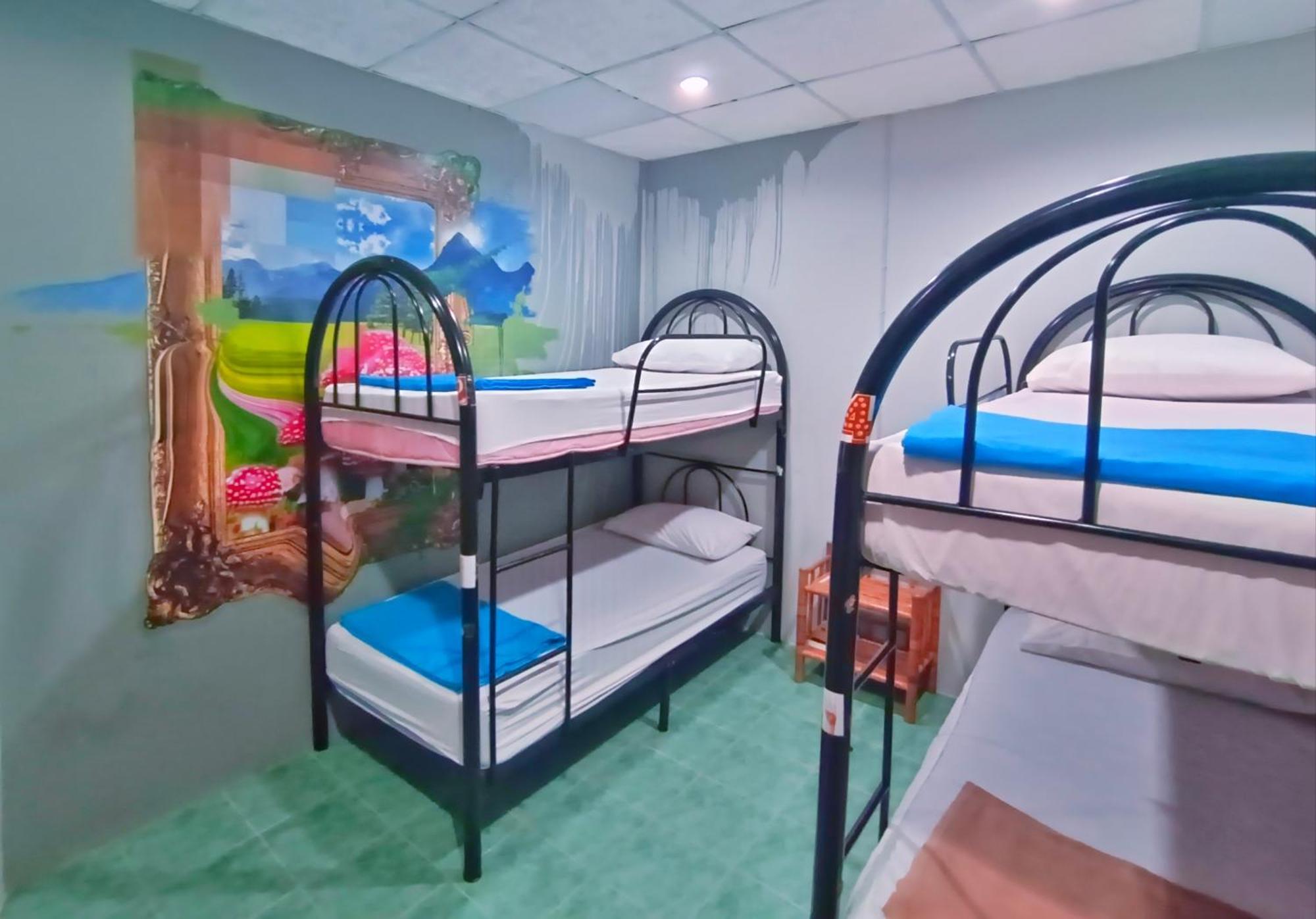 Wet! A Pool Party Hostel By Wild & Wandering หาดริ้น ห้อง รูปภาพ
