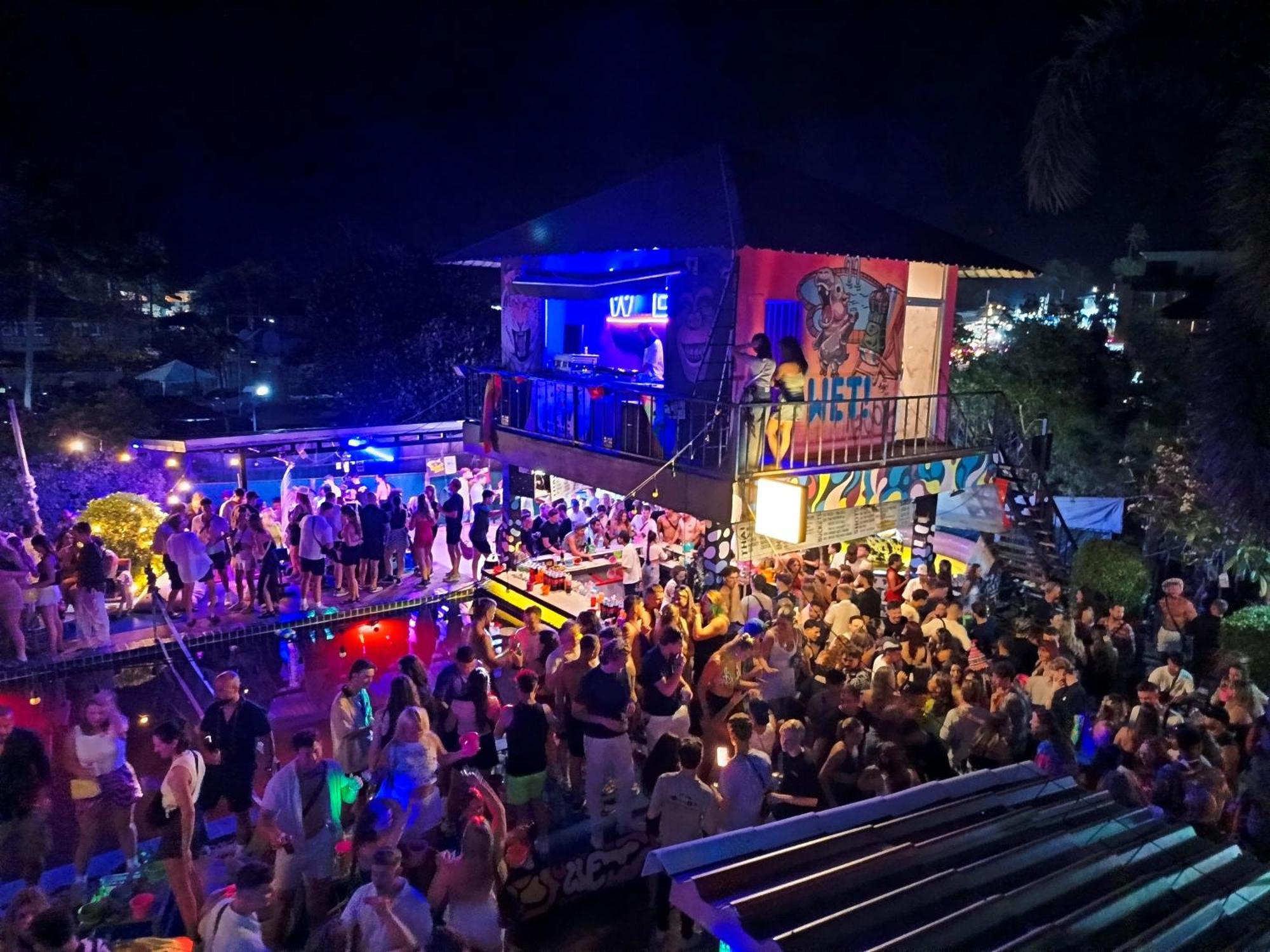 Wet! A Pool Party Hostel By Wild & Wandering หาดริ้น ภายนอก รูปภาพ