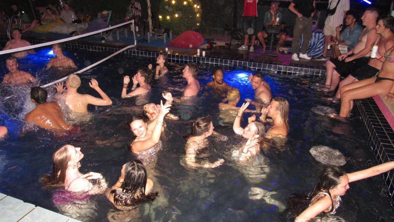 Wet! A Pool Party Hostel By Wild & Wandering หาดริ้น ภายนอก รูปภาพ