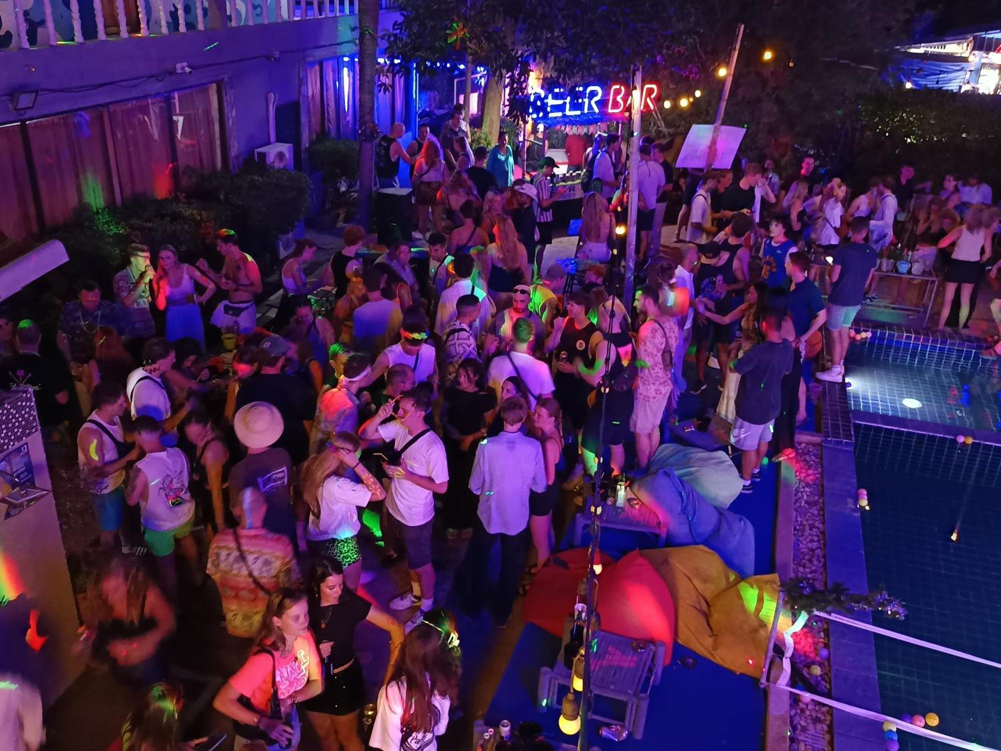 Wet! A Pool Party Hostel By Wild & Wandering หาดริ้น ภายนอก รูปภาพ